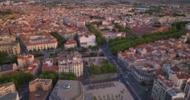 Fransız şehri Perpignan 'ın sahili deniz kıyısında kurulmuştur. Yazın bir turizm şehrinin merkez bölgesinin havadan görünüşü. Güney Fransa 'nın insansız hava aracı görüntüsü. Şehir merkezi..