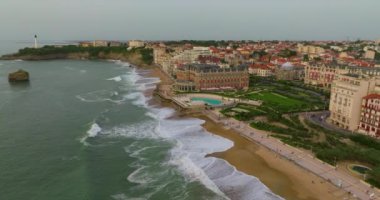 Biarritz ana plajın ve Biarritz şehrinin güneşli öğleden sonra Fransa 'nın geniş hava manzarası. Miramar sahilindeki Sofitel Biarritz Le Miramar Thalassa Denizi ve Spa Oteli 'nin dış görünüşü.