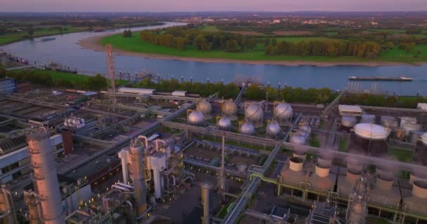 建立化工厂的航拍 化工厂排出烟雾和蒸汽 工业空气污染 石油和天然气炼油厂 空气质量和环境影响主题 — 图库视频影像