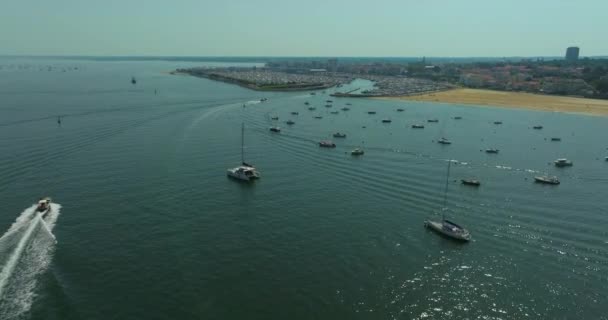 Breites Luftbild Eines Kleinen Hafens Der Kleinen Bucht Von Frankreich — Stockvideo