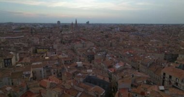 Fransa 'nın şarap başkenti Bordeaux' nun hava görüntüsü çekimleri. Nehrin kıyısında güzel bir şehir. Şehir merkezinin insansız hava aracı görüntüsü. İHA 'yla çekilen evlerin çatıları.