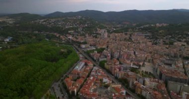Girona şehrinin güzel bir yaz gününde havadan görünüşü, Katalonya, İspanya.