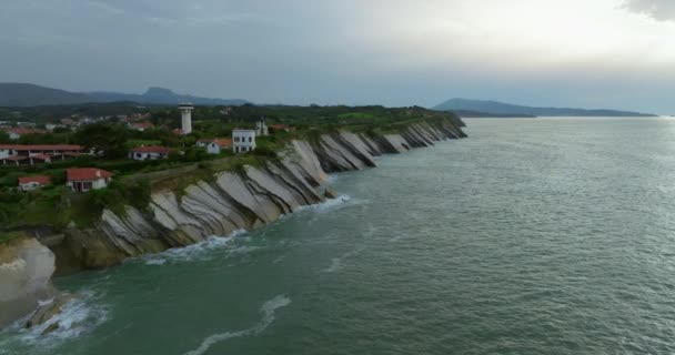 在风景如画的Saint Jean Luz村附近的大西洋上的法国海岸上美丽的比斯卡尔戈里悬崖的空中景观 — 图库视频影像