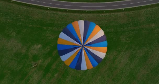 Horní Pohled Horkovzdušný Balón Letící Nad Zelenou Krajinou Usa Dron — Stock video