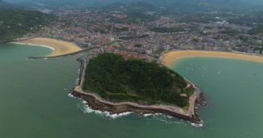 Zurriola plajının havadan görünüşü ve San Sebastian, Bask Ülkesi, İspanya.