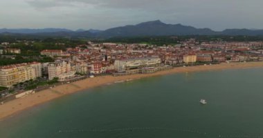 Saint-Jean-de-Luz Bask kıyılarındaki ünlü balıkçı limanı Fransa 'nın kumlu sahili. Kanalın yanındaki Ciboure sahilinin insansız hava aracı görüntüsü..