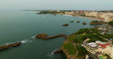 Biarritz ana plajın ve Biarritz şehrinin güneşli öğleden sonra Fransa 'nın geniş hava manzarası. Miramar sahilindeki Sofitel Biarritz Le Miramar Thalassa Denizi ve Spa Oteli 'nin dış görünüşü.