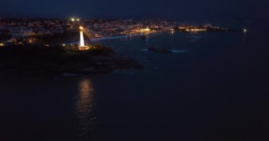 Biarritz, Fransa hava manzaralı kayalık uçurum ve gece Biarritz deniz feneri.