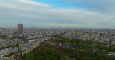 Fransa, Paris, çatıların üzerinde uçan geniş insansız hava aracı manzarası.