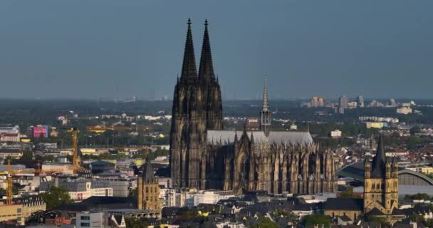 在莱茵河畔的现代欧洲城市科隆拍摄城市景观 航空无人机录像著名科隆大教堂 — 图库视频影像