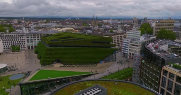 建立空中拍摄揭示了欧洲最大的绿色立面 一个改善城市气候的绿色建筑外壳 德国杜塞尔多夫商务中心 — 图库视频影像
