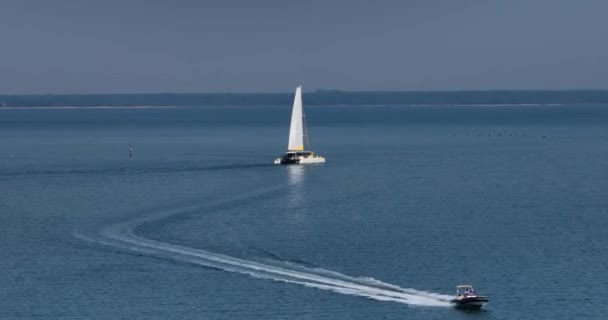 Lükse Sahip Yelkenlinin Açık Mavi Bir Denizde Beyaz Dalgalarla Yüzüşü — Stok video