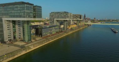 Almanya 'nın Köln şehrinde Rheinauhafen iline ait hava manzarası. Eski liman bölgesi 2011 yılında tamamlanan kentsel yenilenme projesinde yeniden geliştirildi. Binaların modern mimarisi.