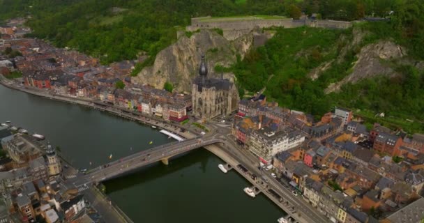 ベルギーのダイナンタウンの空中ビュー — ストック動画