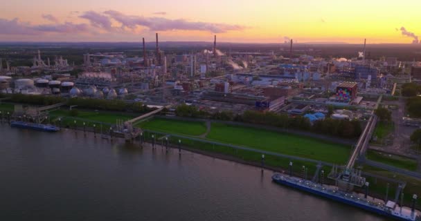 Dormagen Almanya Ren Nehri Üzerinde Bulunan Farklı Kimyasal Ürünlerin Havadan — Stok video