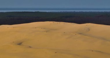 Sarı kum tepeciğinin havadan görünüşü, çöl dalgalı uçurum tepesi doğal manzara..