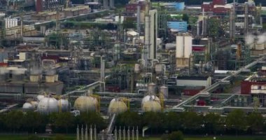 Endüstriyel bölgenin havadan görünüşü. Almanya 'daki modern büyük sanayi fabrikası. Rafineri fabrikasıyla petrol ve gaz petrokimya endüstrisinin çekimleri yapılıyor. Sanayi bölgesi binaları manzarası.