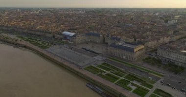 Place de la Bourse 'un hava manzarası ve Fransa' nın Bordeaux şehrindeki Place de la Bourse 'un önündeki ayna çeşmesi..