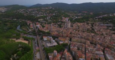 Girona şehrinin güzel bir yaz gününde havadan görünüşü, Katalonya, İspanya.