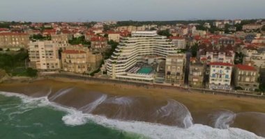 Biarritz ana plajın ve Biarritz şehrinin güneşli öğleden sonra Fransa 'nın geniş hava manzarası. Miramar sahilindeki Sofitel Biarritz Le Miramar Thalassa Denizi ve Spa Oteli 'nin dış görünüşü.