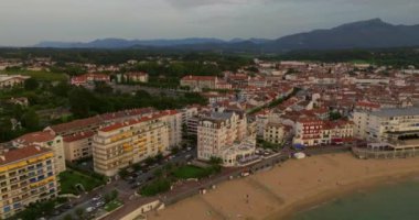Saint-Jean-de-Luz Bask kıyılarındaki ünlü balıkçı limanı Fransa 'nın kumlu sahili. Kanalın yanındaki Ciboure sahilinin insansız hava aracı görüntüsü..