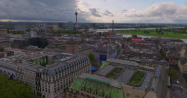 Düsseldorf: Almanya 'nın havadan görünüşü, yerleşim binaları olan şehir banliyösü. Avrupa 'nın manzara manzarası yukarıdan. Çekim Düsseldorf, Almanya.