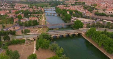 Yazın güneşli bir günde Fransa 'nın eski Beziers kasabası havadan izleniyor. Nehrin üzerindeki eski köprülerin güzel manzarası.