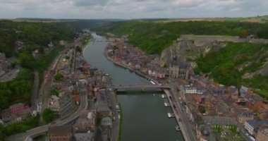 Dinant, Belçika insansız hava aracı sinemasının hava görüntülerini kuruyorum. Nehir kıyısındaki güzel Belçika şehri. Dinant 'ın turizm merkezinde yaz mevsimi.