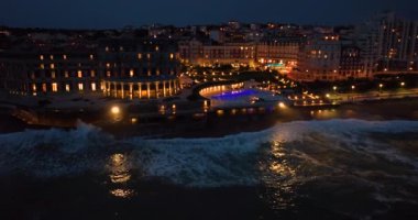 Biarritz ana plajı ve Biarritz şehrini gece Fransa 'da geniş bir hava manzarası. Sofitel Biarritz Le Miramar Denizi 'nin dış görünüşü. Sahil boyunca her şey aydınlık ve aydınlık..