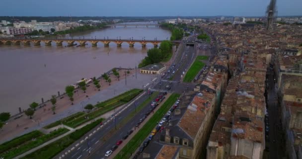 在法国世界葡萄酒之都波尔多拍摄航景 河边的一座美丽的城市 从市中心的无人驾驶飞机上观看 无人机拍摄的房顶 — 图库视频影像