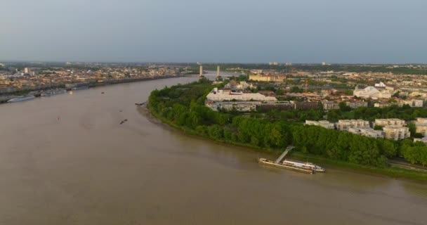法国加龙河畔的波尔多港口城市的空中景观 — 图库视频影像