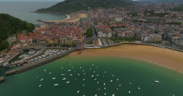 Luftaufnahme Der Boote Der Bucht Von Concha Mit San Sebastian — Stockvideo