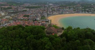 San Sebastian 'ın havadan görünüşü, Donostia City. Şehir merkezi ve ünlü plaj manzarası.