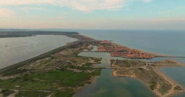 Akdeniz 'in arka planında, Fransa' nın günbatımında liman manzarası. Liman Leucate hava manzaralı tekneler marina tatil tatil beldesi Fransa güneşli bir gün.