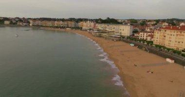 Saint-Jean-de-Luz Bask kıyılarındaki ünlü balıkçı limanı Fransa 'nın kumlu sahili. Kanalın yanındaki Ciboure sahilinin insansız hava aracı görüntüsü..
