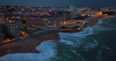 Biarritz ana plajı ve Biarritz şehrini gece Fransa 'da geniş bir hava manzarası. Sahil boyunca her şey aydınlık ve aydınlık..