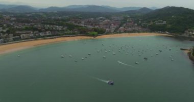 San Sebastian 'ın havadan görünüşü, Donostia City. Şehir merkezi ve ünlü plaj manzarası.