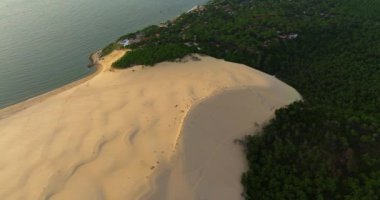 Fransa 'daki Arcachon havzasının havadan panoramik görüntüsü Avrupa' nın en yüksek tepesinde yürüyen insanlar.