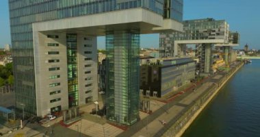 Şehrin içinden geçen geniş Ren nehrinin görüntülerini kuruyoruz. Eski liman, konut ve modern ticari bölge olarak yeniden tasarlandı. Köln, Almanya. Ünlü ofis binalarının insansız hava aracı görüntüleri..