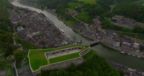ベルギーのドローン映像 ディナント の空中撮影を開始 川岸の美しいベルギーの街 ディナントの観光センターでの夏時間 — ストック動画