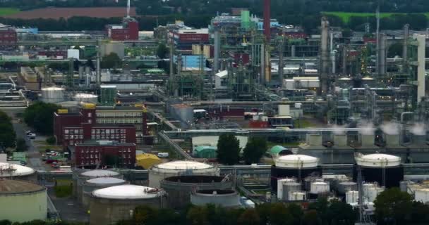 Kimya Fabrikasının Hava Görüntülerini Kuruyorum Kimyasal Tesis Duman Buhar Pompalıyor — Stok video