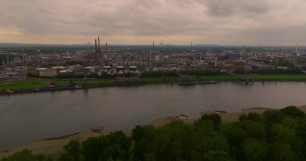 産業地区の空中展望について ドイツの近代的な大型工場 ガス石油化学工業の精製工場を設立 産業エリアの建物の景色 — ストック動画