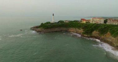 Biarritz, Fransa hava manzaralı kayalık uçurum ve Biarritz deniz feneri.