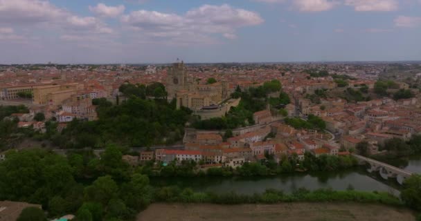 夏の晴れた日には市の周りの空中 夏の晴れた日に街の周りのフランス フランス — ストック動画