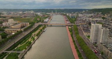 Rouen France 'ı çekiyoruz. Fransa 'daki geleneksel ortaçağ şehri. Ortaçağ evleri ve Rouen, Normandiya 'daki cepheleri.