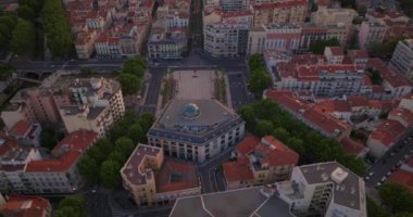 Fransız şehri Perpignan 'ın sahili deniz kıyısında kurulmuştur. Yazın bir turizm şehrinin merkez bölgesinin havadan görünüşü. Güney Fransa 'nın insansız hava aracı görüntüsü. Şehir merkezi..
