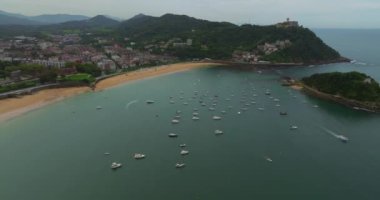 San Sebastian 'ın havadan görünüşü, Donostia City. Şehir merkezi ve ünlü plaj manzarası.