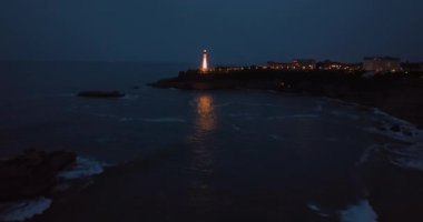 Biarritz, Fransa hava manzaralı kayalık uçurum ve gece vakti Biarritz deniz feneri. Zaman Uygulaması.