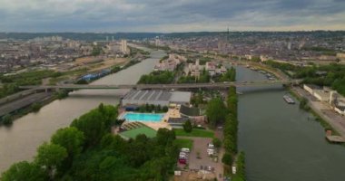 Rouen France 'ı çekiyoruz. Fransa 'daki geleneksel ortaçağ şehri. Ortaçağ evleri ve Rouen, Normandiya 'daki cepheleri.
