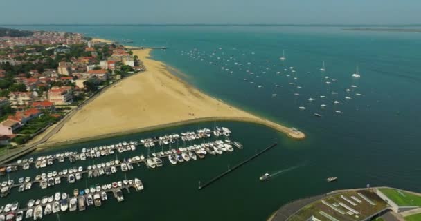 Luftaufnahme Der Küstenstadt Arcachon Mit Festgemachten Booten Beliebtes Touristenziel Für — Stockvideo